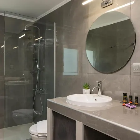 Quarters Luxury Apts Iii Steps From The Beach & City ハニア
