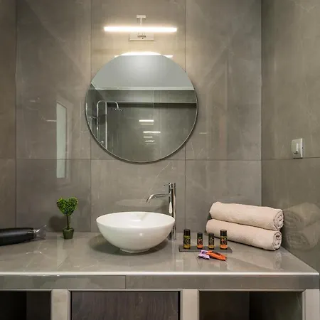 Quarters Luxury Apts Iii Steps From The Beach & City