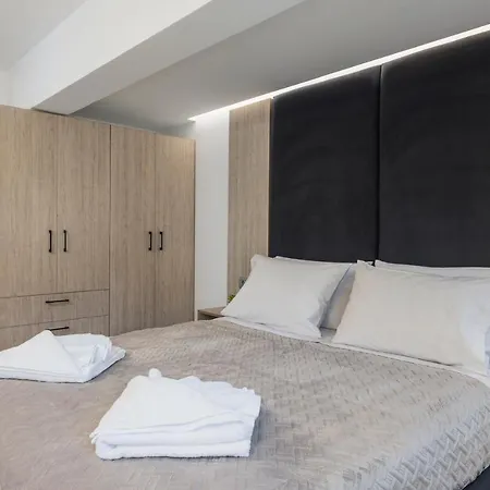 Quarters Luxury Apts Iii Steps From The Beach & City ハニア