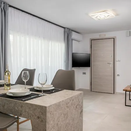 Quarters Luxury Apts Iii Steps From The Beach & City アパート