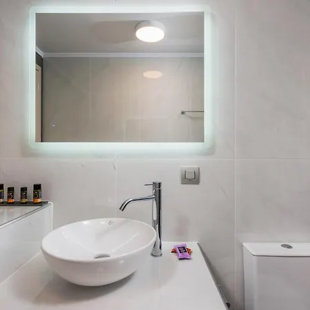 Quarters Luxury Apts Iii Steps From The Beach & City アパート ハニア